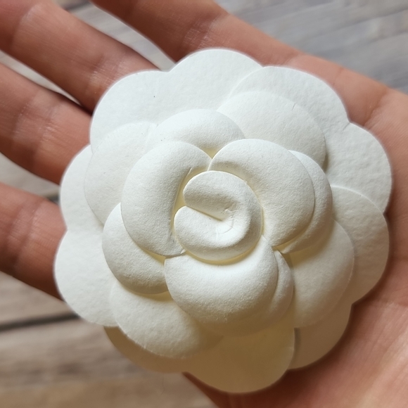 Chanel paper camellia flower - Picture 3 of 3